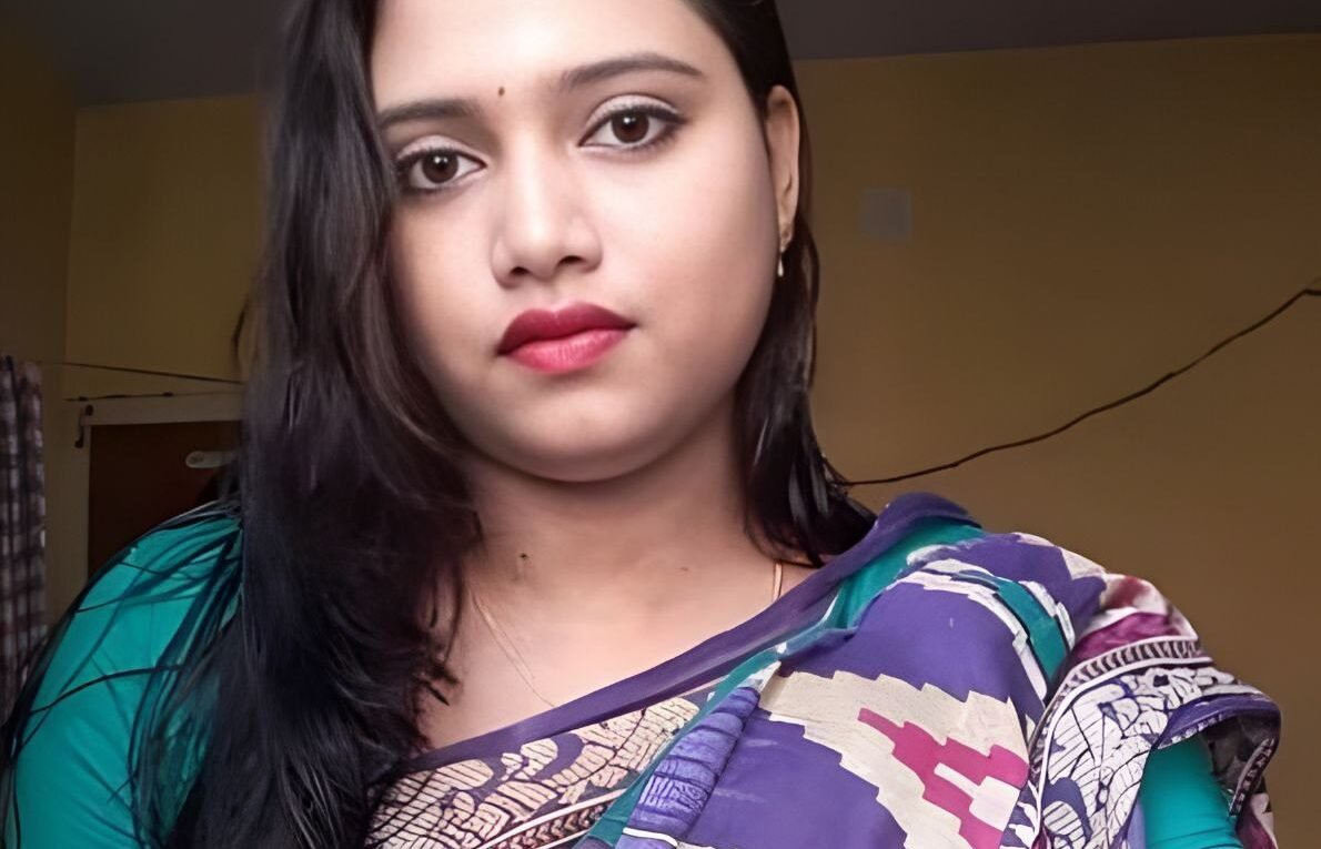 Super Bhabi Showing Lover!